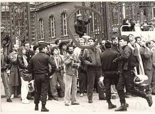 Un gars sur une grille, des manifestants, des 
CRS... &ccedil;a devait &ecirc;tre pendant des &eacute;lections...
